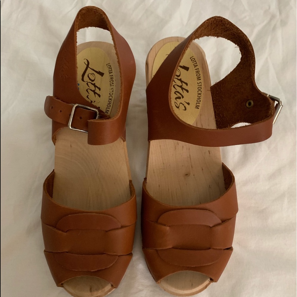 A very cute shoe from Lotta’s.size 7/12 .
